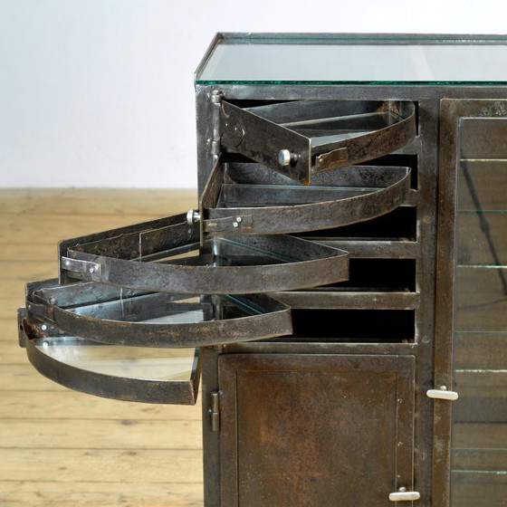 Image 1 of Armario industrial, circa 1930