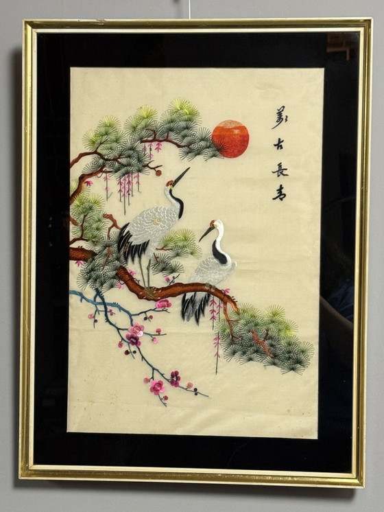 Image 1 of Pannello ricamato giapponese con gru, fiori di ciliegio e sole nascente, XX secolo.