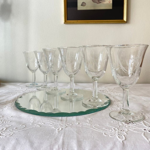 6 antique stemmed glasses engraved with stylized flowers, suitable for wine or water