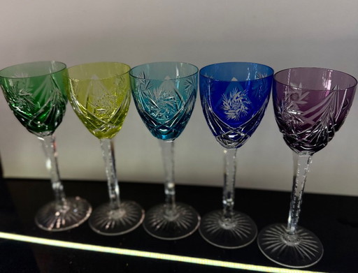 Exquisite set van 5 handgesneden kristallen wijnglazen – amethist, kobalt, aquamarijn, reseda en smaragd.
