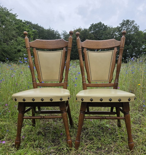 Set of 2 solid oak chairs with decorative nails
