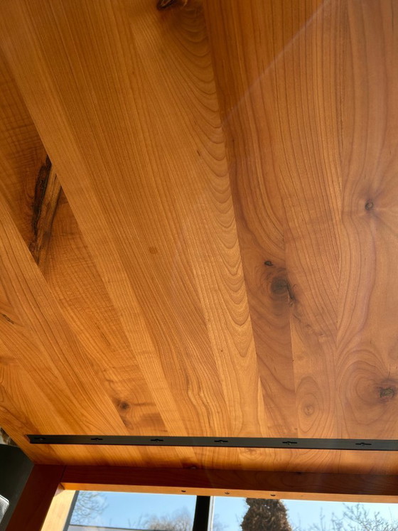 Image 1 of Tavolo Pilat & Pilat da 250 cm in legno massello di olmo, ideale per pranzi e conferenze.