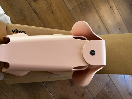 Image 1 of Vitra Eames Olifant Roze - gloednieuw