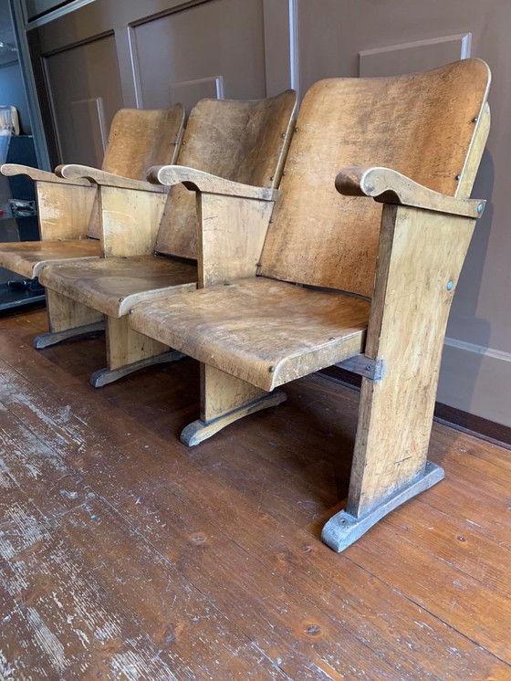 Image 1 of Bioscoopstoelen 3 stukt hout mooie patine