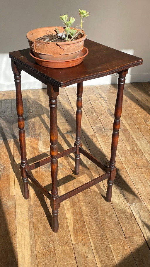 Comodino alto in stile legno tornito