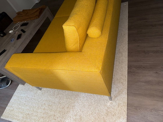 Splendido divano Aikon a 3 posti, disponibile in pronta consegna – Giallo Girasole 🌻 – Design on Stock (photo 12 of 16)
