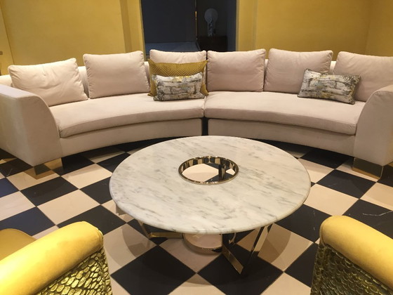 Image 1 of ANA ROQUE „Pierre“ Geschwungenes Sofa – Beigefarbener Samt & Goldfarbenes Metallgestell – 375 cm