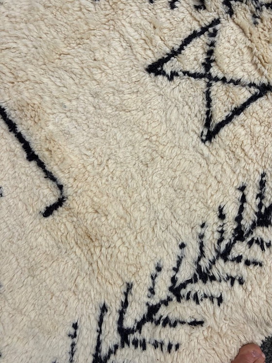 Image 1 of Tapis berbère marocain luxueux en laine 250x350 cm – Tapis berbère blanc et noir – Tapis marocain authentique 