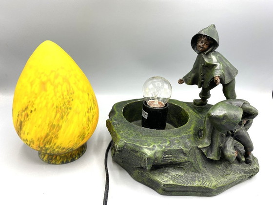 Image 1 of Art Deco stijl tafellamp met kinderen – sculpturale lamp met geel glas ca. 1970–1980 Copy van A. Moreau - Kunsthars