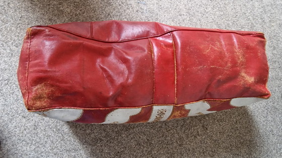 Image 1 of Pouf oriental en cuir rouge/blanc.