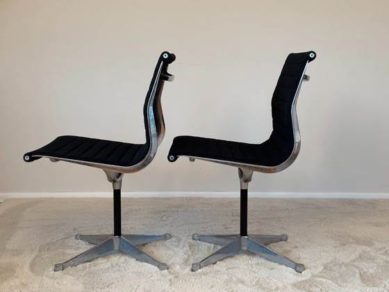 Image 1 of Chaises en aluminium modèle EA 105, conçues par Eames pour Herman Miller, années 1970, lot de 2