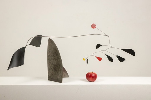 Scultura di Olivier Vonet in metallo laccato nero, rosso e giallo. Contemporanea