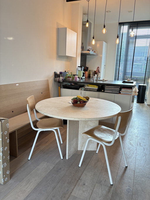 Stylish round marble table - timeless and unique