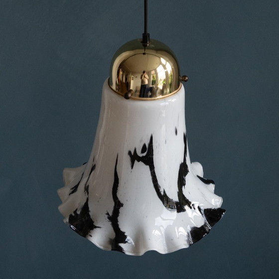 Image 1 of Handgeblazen Peill & Putzler Petunia Hanglamp in wit-zwart Glas met Messing kap