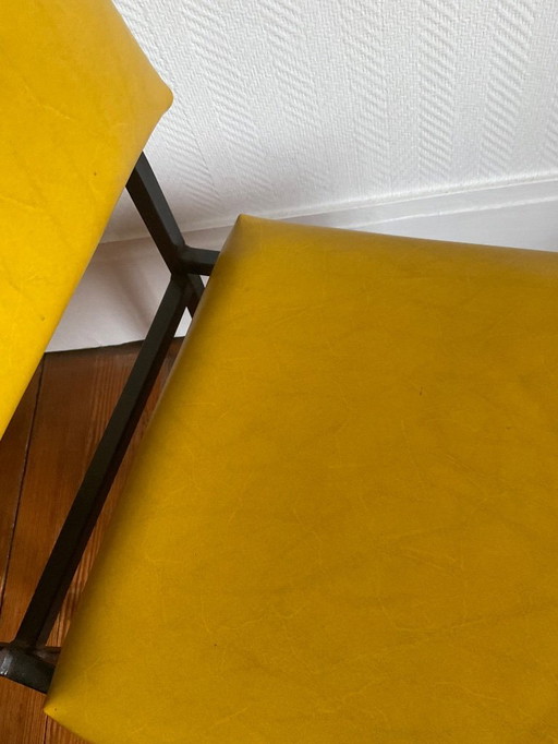 Sedia modernista degli anni '60 – metallo nero e similpelle gialla