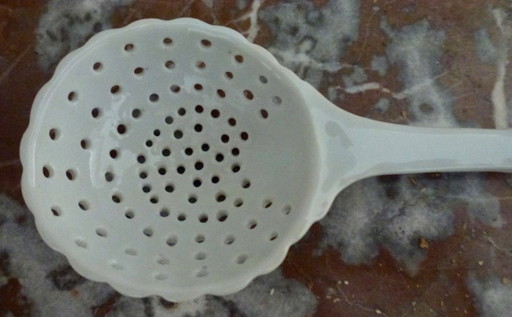 Antieke Porseleinen Suikerstrooier Lepel. – tafelaccessoires, Porcelain