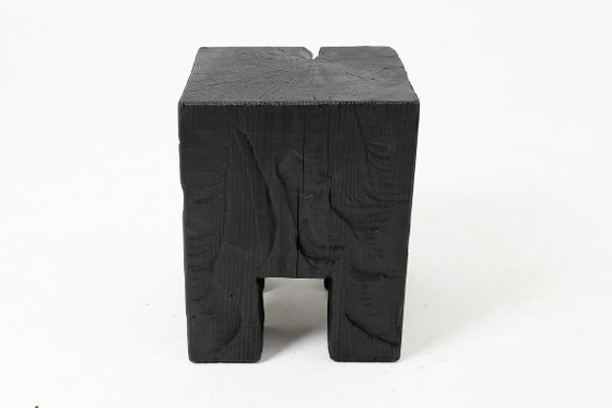 Image 1 of Table d'appoint/tabouret rustique sculptural, en chêne noir brûlé, sculpté, pièce unique, Logniture