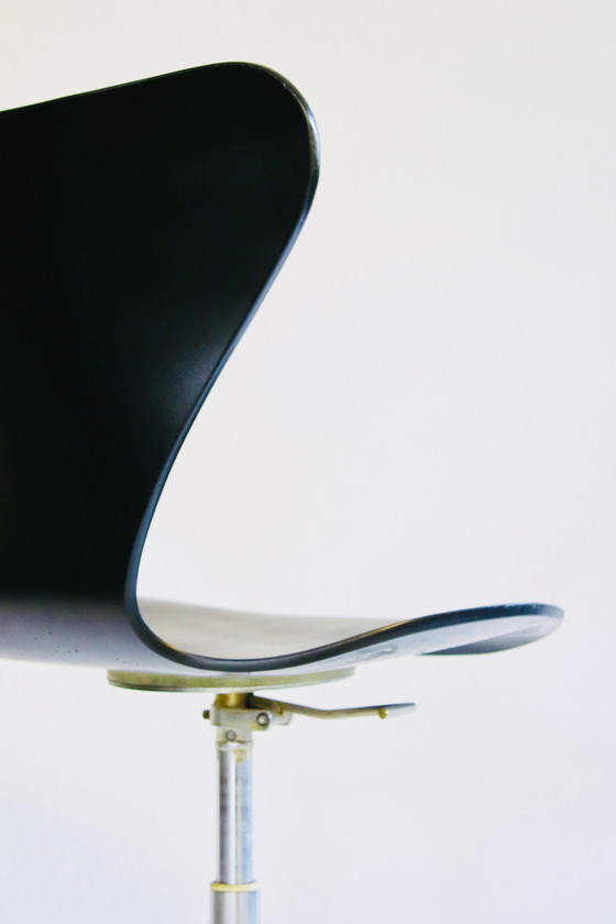 Image 1 of Arne Jacobsen Office Chair Piétement Secrétaire