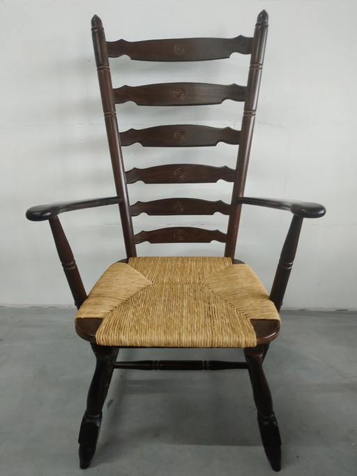 Sillón vintage de madera con asiento de mimbre y chimenea.