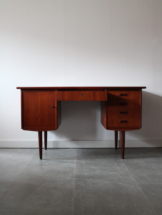 Image 1 of Scrivania danese vintage in teak