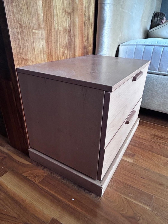 Image 1 of Nachtkastje met 2 laden van merk Tissetante . Noten hout. Maat 65 breed x 40 diep x 45 hoog