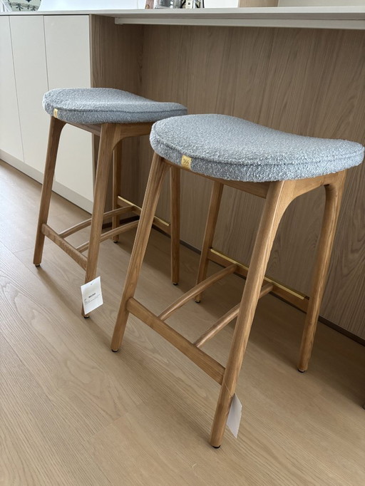 2x Sgabelli da bar del marchio 366 Concept – Legno di frassino + seduta in bouclé azzurro – Nuovi