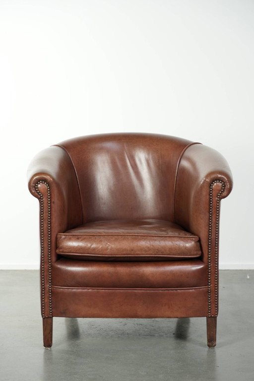 Rundleren clubfauteuil in een mooie donkere cognac kleur in Engelse stijl