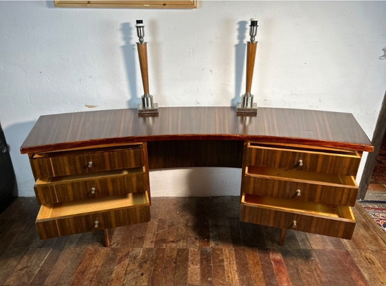Image 1 of Mid-century retro vintage directiebureau van walnoothout van Morris of Glasgow, gebogen uitvoering, 1950-1960. Een eenvoudig en 