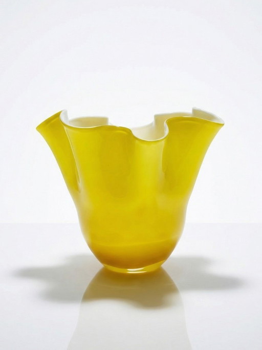 Vase Fazzoletto en verre soufflé italien, opaline doublée jaune, Murano 1960-70