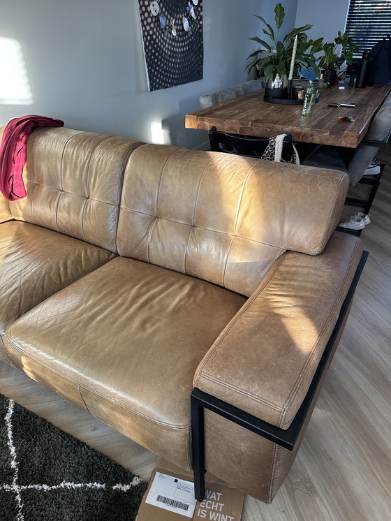 Image 1 of Banco de cuero verde con estructura de metal negro