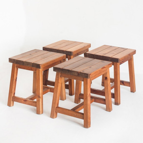 Ensemble de 4 tabourets vintage en pin. France, années 1980. – Wood (photo 4 of 12)