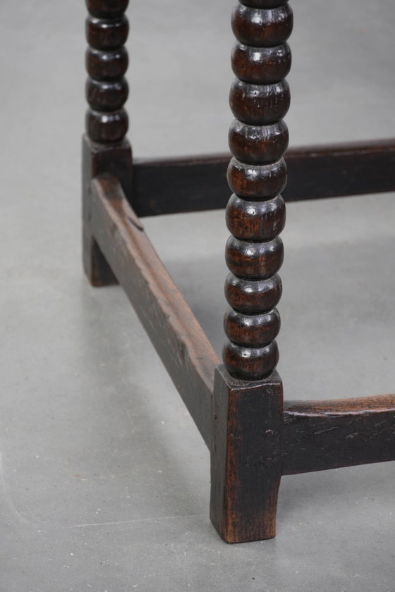 Image 1 of Uniek mooie antieke Engelse side table van eikenhout uit de 18e eeuw met een lade en mooie bobbin gedraaide poten