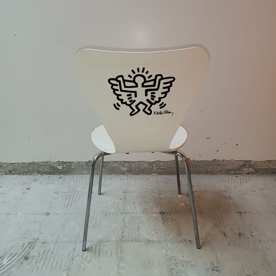 Image 1 of Página 1 de 18 Juego de 4 sillas Keith Haring de Arne Jacobsen para Fritz Hansen