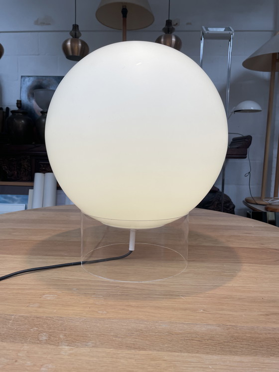 Image 1 of Große opalglasierte Tischlampe