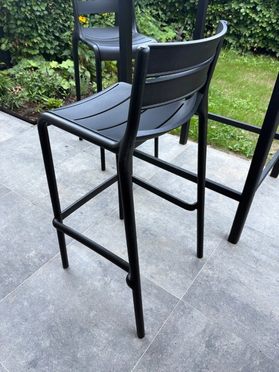 Image 1 of 2 zwarte kunststof barkrukken voor buiten