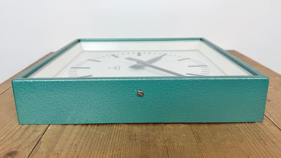 Horloge murale carrée industrielle verte de Pragotron, années 1970 – Pendules, Glass, Iron (photo 12 of 16)