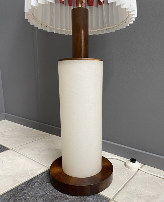 Image 1 of Lampada da terra bianca anni '60, luce nella base e nel paralume, etichetta originale ancora attaccata