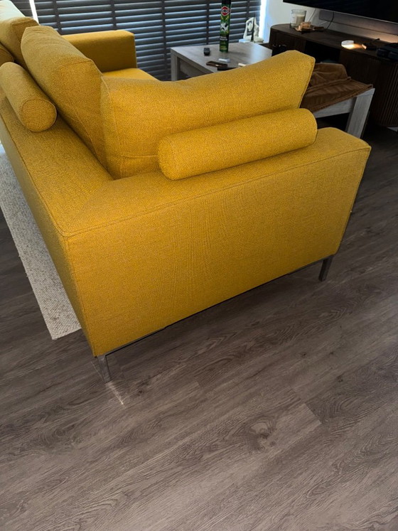 Splendido divano Aikon a 3 posti, disponibile in pronta consegna – Giallo Girasole 🌻 – Design on Stock (photo 8 of 16)