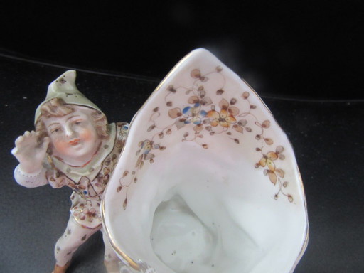 Antieke schelpvaas met elf/nar/kind en vogel - Volkstedt