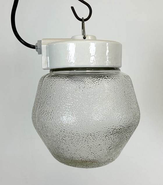 Image 1 of Suspension vintage en porcelaine blanche avec verre dépoli, années 1970
