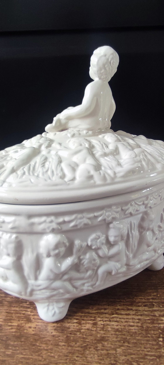 Image 1 of Bonbonnière Bassano , majolique italienne blanche