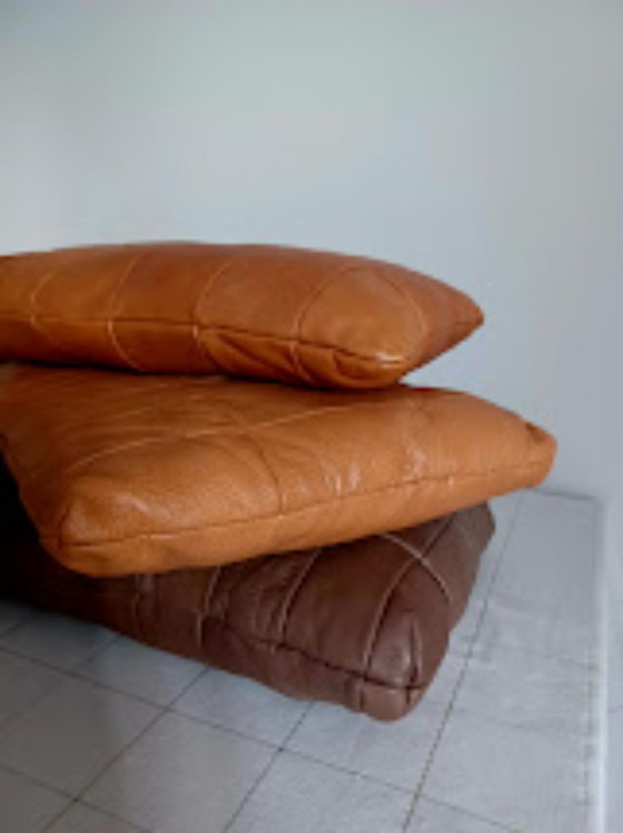 Image 1 of Cuscino vintage in pelle color cognac chiaro. Metà secolo.