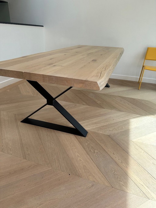 Tisch aus Eiche und Stahlgestell