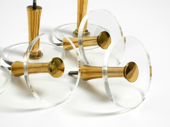 Image 1 of 1970er-Jahre-Set mit 6 Kleiderhaken aus Messing und Plexiglas von den Vereinigten Werkstätten