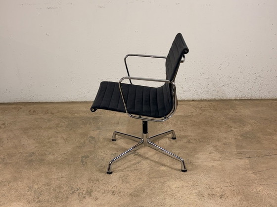 Image 1 of Sedia Vitra in alluminio EA 108, progettata da Charles e Ray Eames.