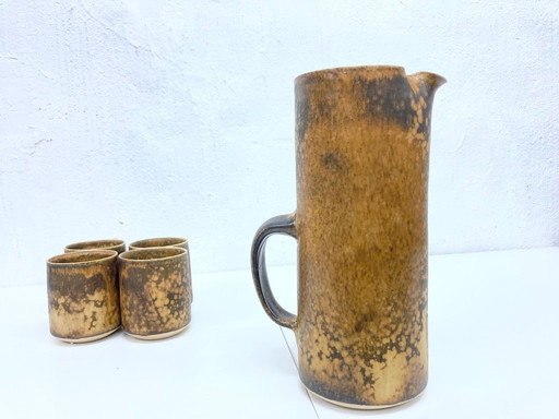   1 jug and 4 mugs from the 50s 60s by Gotlind Weigel.  Ceramic.  Good used condition. Some chips to the rim