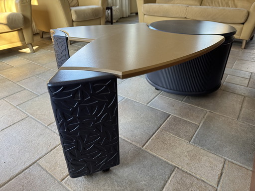 Table basse LeoLux des années 90 avec meuble à volet roulant ; plateaux couleur or sable et bleu foncé