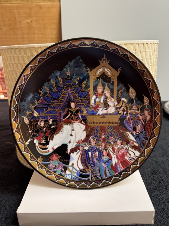 Image 1 of 🌺 “The Love Story of Siam” | Handgeschilderde collector plates | Royal Porcelain Thailand | 22-karaats goud | Nieuws