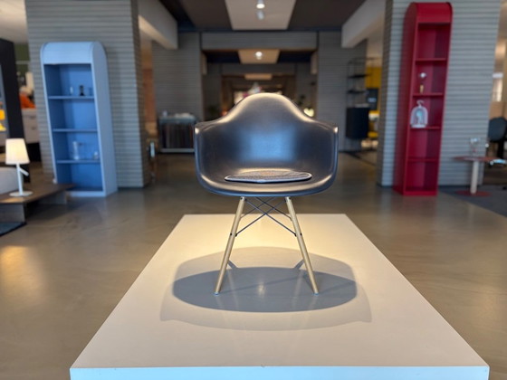 Vitra Eames Plastic Armchair DAW – Beistellstühle (photo 2 of 3)