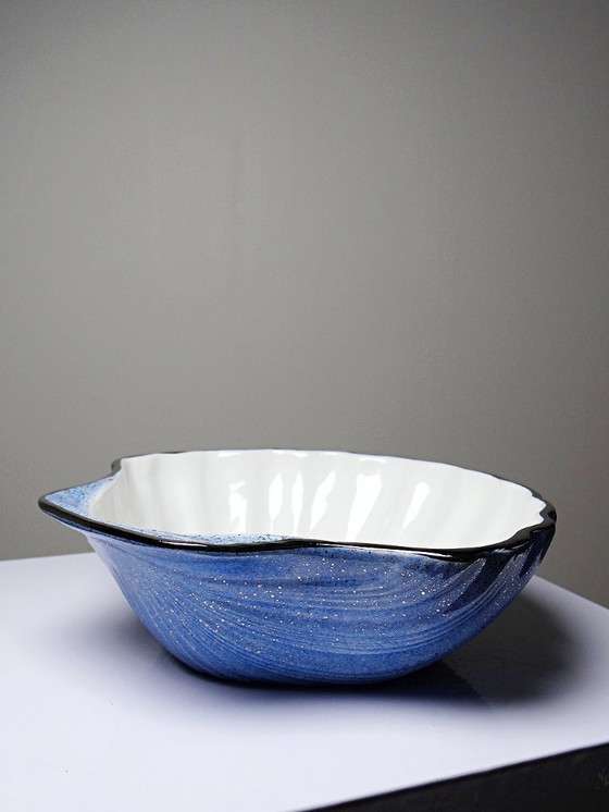 Image 1 of Zeldzame grote vintage Christian Dior sieradenbak uit de jaren 80, gemaakt van keramiek in de vorm van een sint-jakobsschelp.